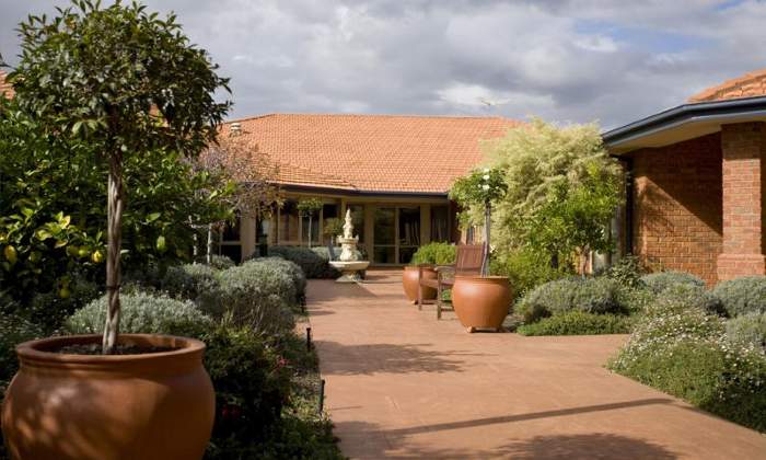 Embracia in Reservoir Reservoir