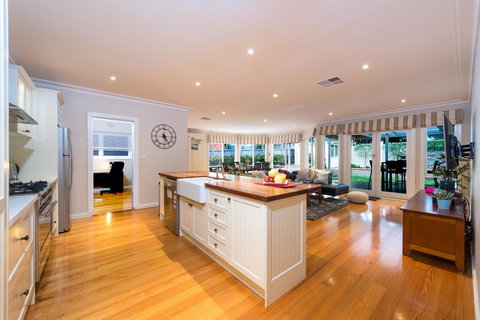 Lovely 5BR Full House In Glen Waverley, Walk To Train, Bus & Shops - Seniors Australia 3