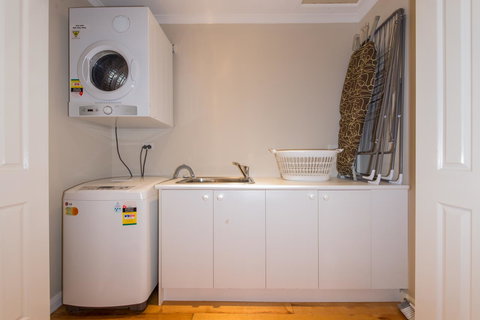 Lovely 5BR Full House In Glen Waverley, Walk To Train, Bus & Shops - Seniors Australia 12