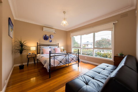 Lovely 5BR Full House In Glen Waverley, Walk To Train, Bus & Shops - Seniors Australia 5