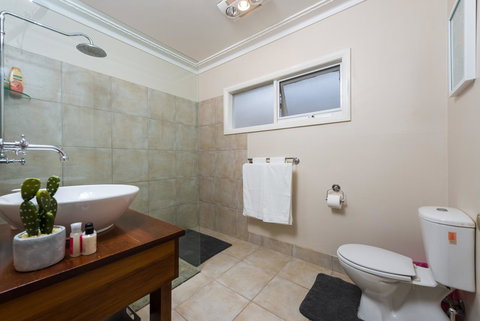 Lovely 5BR Full House In Glen Waverley, Walk To Train, Bus & Shops - Seniors Australia 6