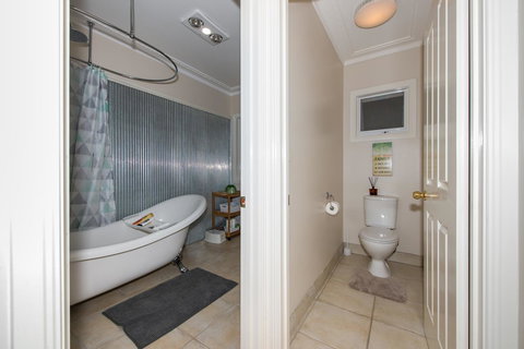 Lovely 5BR Full House In Glen Waverley, Walk To Train, Bus & Shops - Seniors Australia 11