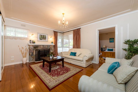 Lovely 5BR Full House In Glen Waverley, Walk To Train, Bus & Shops - Seniors Australia 14