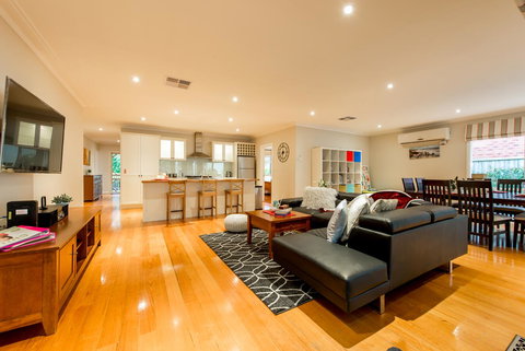 Lovely 5BR Full House In Glen Waverley, Walk To Train, Bus & Shops - Seniors Australia 1