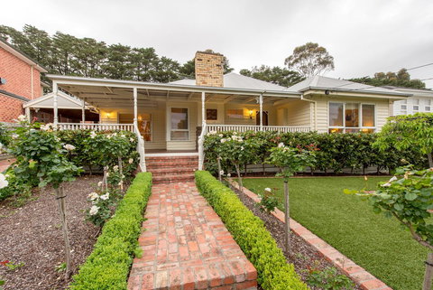 Lovely 5BR Full House In Glen Waverley, Walk To Train, Bus & Shops - Seniors Australia 16