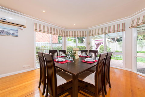 Lovely 5BR Full House In Glen Waverley, Walk To Train, Bus & Shops - Seniors Australia 4