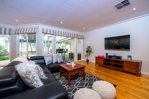 Lovely 5BR Full House In Glen Waverley, Walk To Train, Bus & Shops - Seniors Australia 15