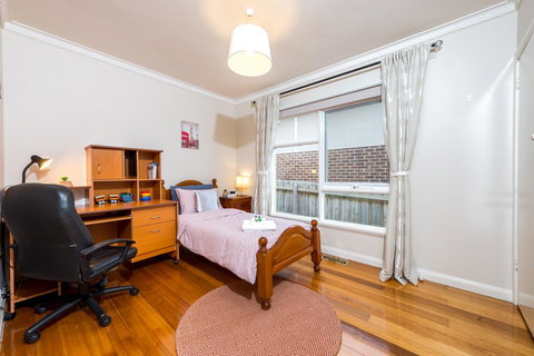 Lovely 5BR Full House In Glen Waverley, Walk To Train, Bus & Shops - Seniors Australia 7