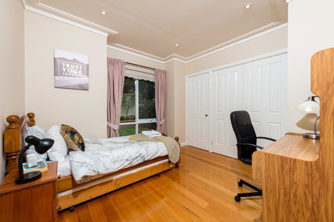 Lovely 5BR Full House In Glen Waverley, Walk To Train, Bus & Shops - Seniors Australia 9