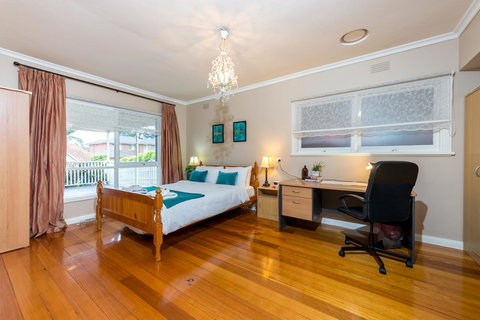 Lovely 5BR Full House In Glen Waverley, Walk To Train, Bus & Shops - Seniors Australia 10