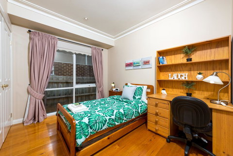 Lovely 5BR Full House In Glen Waverley, Walk To Train, Bus & Shops - Seniors Australia 8