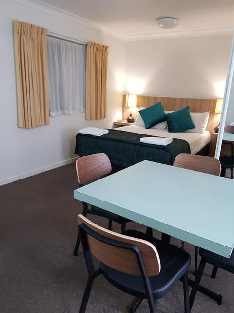 Earls Court Motel & Apartments - Seniors Australia 5