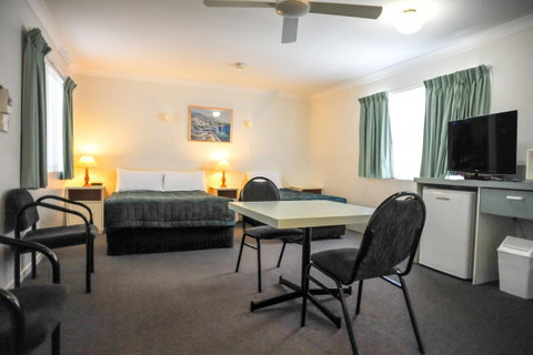 Earls Court Motel & Apartments - Seniors Australia 21