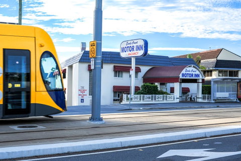 Earls Court Motel & Apartments - Seniors Australia 1
