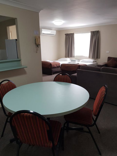 Earls Court Motel & Apartments - Seniors Australia 10