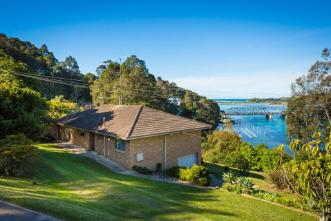 2 Water Crescent - Retro Haven - Seniors Australia 0