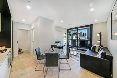 A Cozy & Stylish Suite Near Melbourne Central - Seniors Australia 1