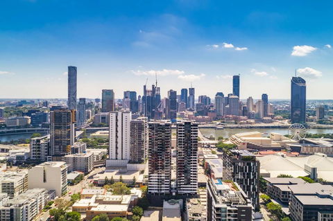 A PERFECT STAY - Adam + Eve - 2 Bedroom Luxury Apartment In Eve Tower - Seniors Australia 0
