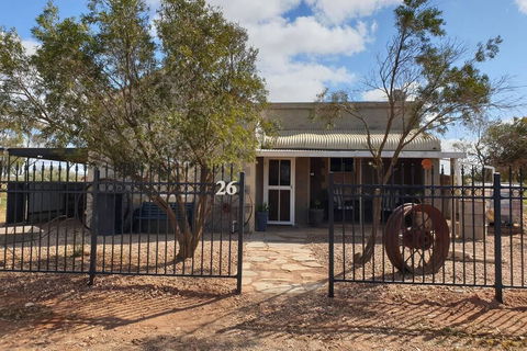 A Real Bush Retreat. Kangas, Emus & Starry Skies. - Seniors Australia 0