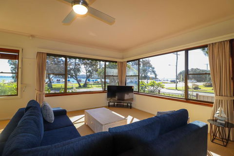 A Reflection On The Lake - Seniors Australia 3