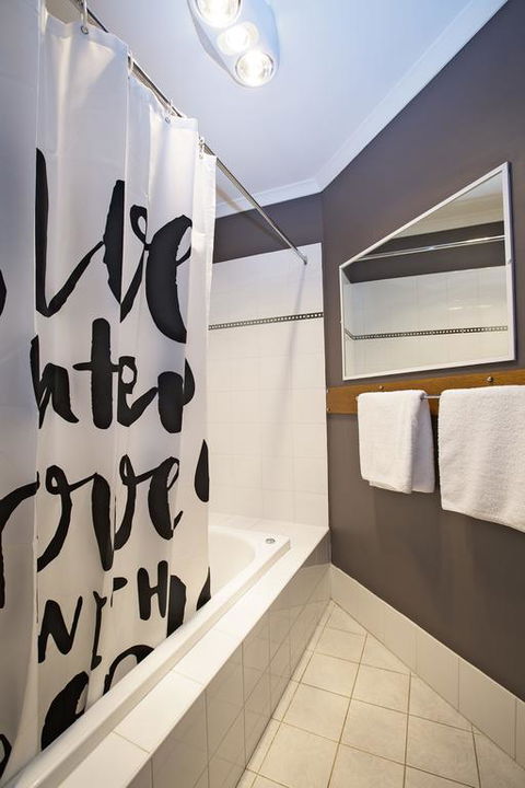Acacia 2 - Luxurious Holiday Townhouse - Seniors Australia 3