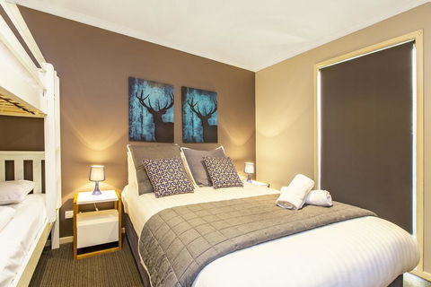 Acacia 2 - Luxurious Holiday Townhouse - Seniors Australia 2