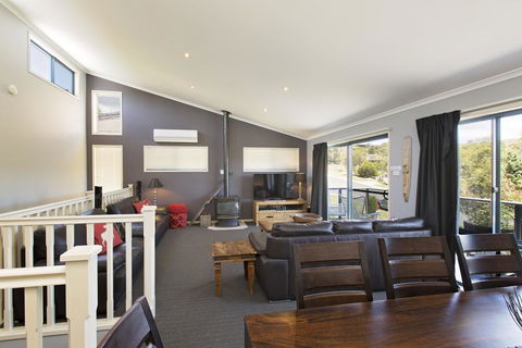 Acacia 2 - Luxurious Holiday Townhouse - Seniors Australia 1