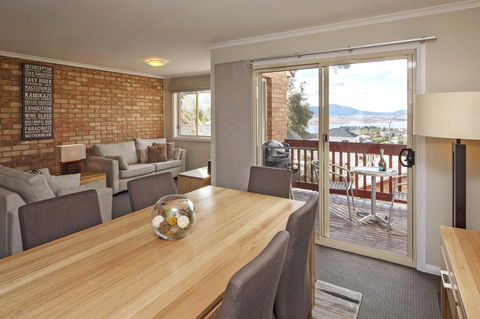 Beloka 9 - Overlooking Lake Jindabyne - Seniors Australia 3