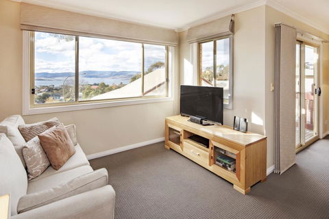 Beloka 9 - Overlooking Lake Jindabyne - Seniors Australia 1