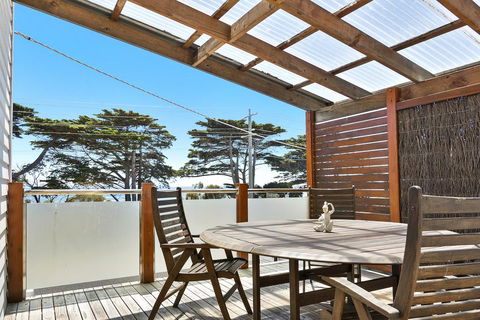 Black Dolphin Waterfront Townhouse - Bay Views - Seniors Australia 2