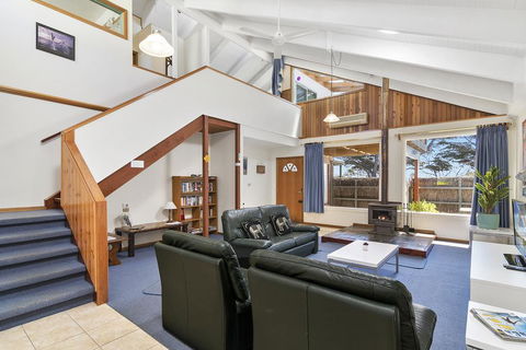 Black Dolphin Waterfront Townhouse - Bay Views - Seniors Australia 0