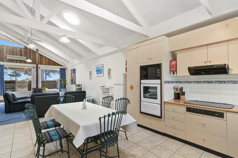 Black Dolphin Waterfront Townhouse - Bay Views - Seniors Australia 3