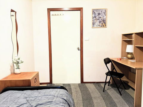 Budget Clayton Homestay - Seniors Australia 3