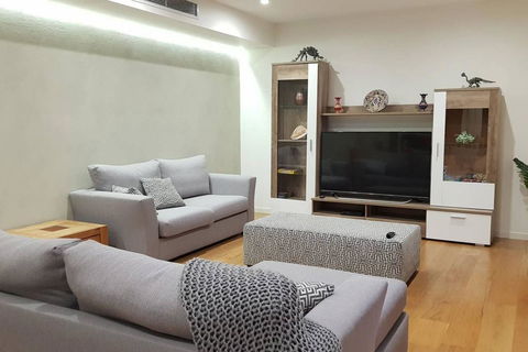 CHELSEA Family Home Close To Beach & Shops - Seniors Australia 0