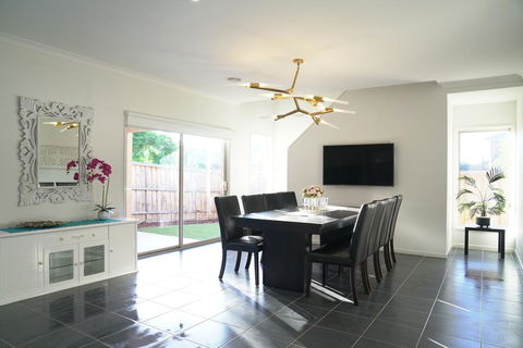 Classic 6BRM Villa In Melbourne - Seniors Australia 2