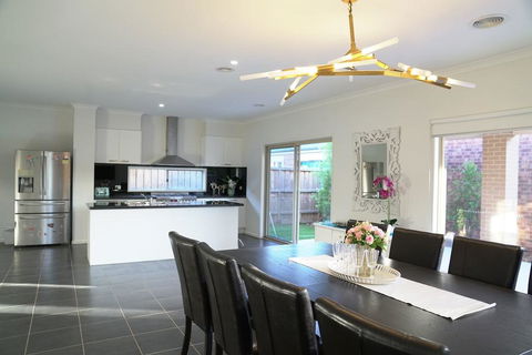 Classic 6BRM Villa In Melbourne - Seniors Australia 0