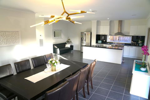 Classic 6BRM Villa In Melbourne - Seniors Australia 1