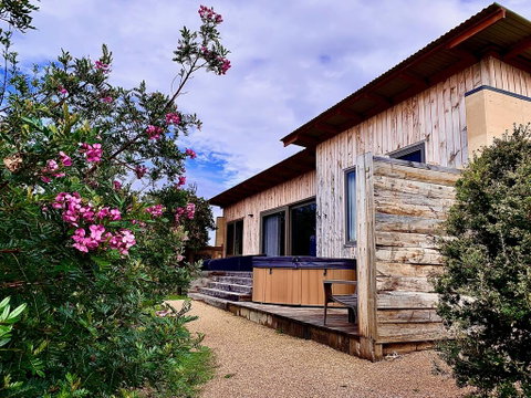 Coopers Ocean Cabin And Jacuzzi - Seniors Australia 1