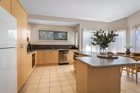 DRIFTWOOD VILLA - Free Wifi, Walk To Beach - Seniors Australia 3