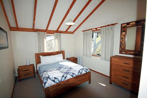 Edzell - Stunning Waterfront Home - Seniors Australia 2