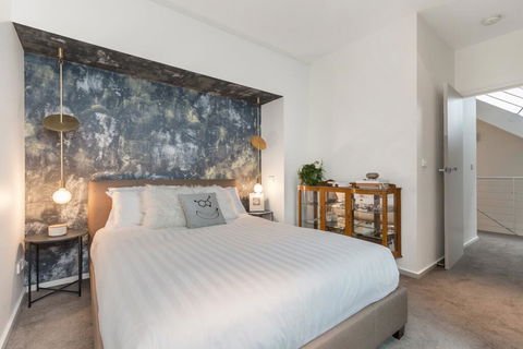 Enjoy Cafe Culture From Chic Warehouse Conversion - Seniors Australia 3