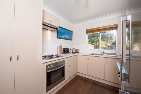 Erulisse-Spacious Townhouse With Magical Lake Views - Seniors Australia 3