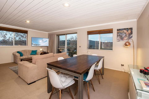 Erulisse-Spacious Townhouse With Magical Lake Views - Seniors Australia 1