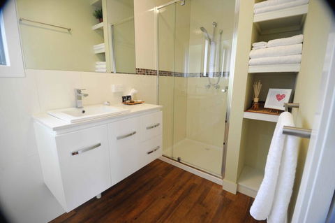 Gisborne Peak Winery Cottages - Seniors Australia 3