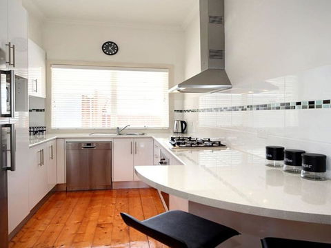 Hidden Gem In Cafe Strip! Chadstone + King Bed - Seniors Australia 1