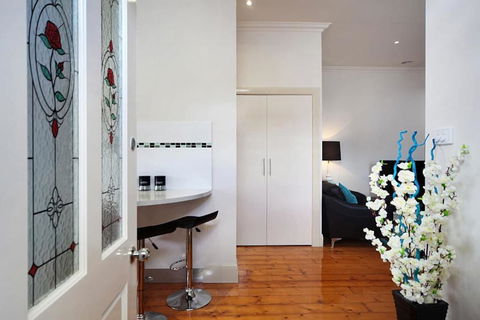 Hidden Gem In Cafe Strip! Chadstone + King Bed - Seniors Australia 2