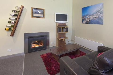 Kickenback Studio - Contemporary Accommodation In The Heart Of Crackenback - Seniors Australia 1
