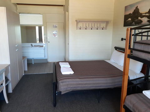 Lake Jindabyne Hotel - Seniors Australia 3