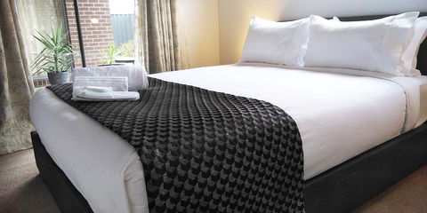 Lakeside Retreat & Business - Seniors Australia 3