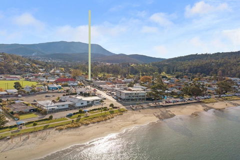 Luxurious Apartment, A Stones Throw From The Beach - Seniors Australia 0